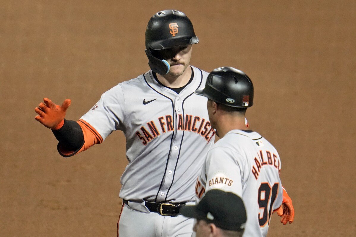 Les Giants frappent 3 simples RBI dans la 10e manche à 4 points et viennent d'un déficit de 5 points pour battre les Pirates 9-5